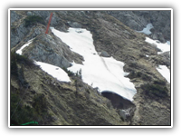 Das vorher beschrieben Schneebrett unterhalb der Luferspitze. Wie man gut sehen kann ist der Schnee am Ende der Spuren weggebrochen. beim Abstieg von oben sind solche Gefahren nicht einsehbar.